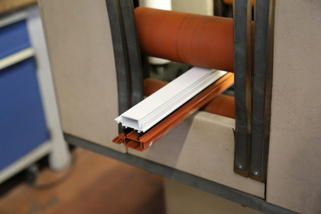 Sertissage de profilés aluminium pour la menuiserie