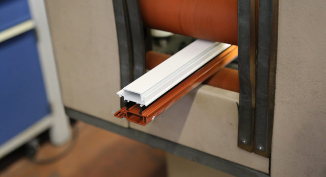 Sertissage de profilés aluminium pour la menuiserie